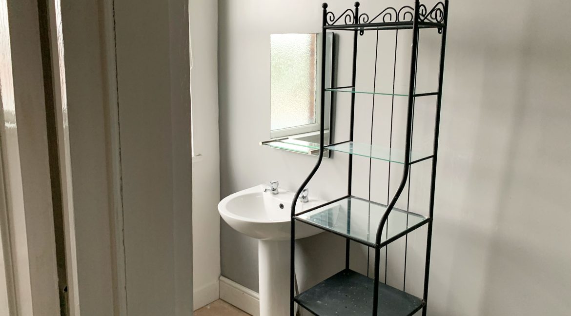 matthews property managment 52 Brudenell Road bathroom